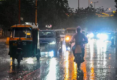 एनसीआर में बदला मौसम का मिजाज: आज भी गरज-चमक के साथ बारिश के आसार, हवा हुई साफ