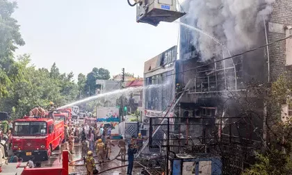 लखनऊ अग्निकांड में बड़ी कार्रवाई – चार अधिकारी निलंबित, जांच तेज