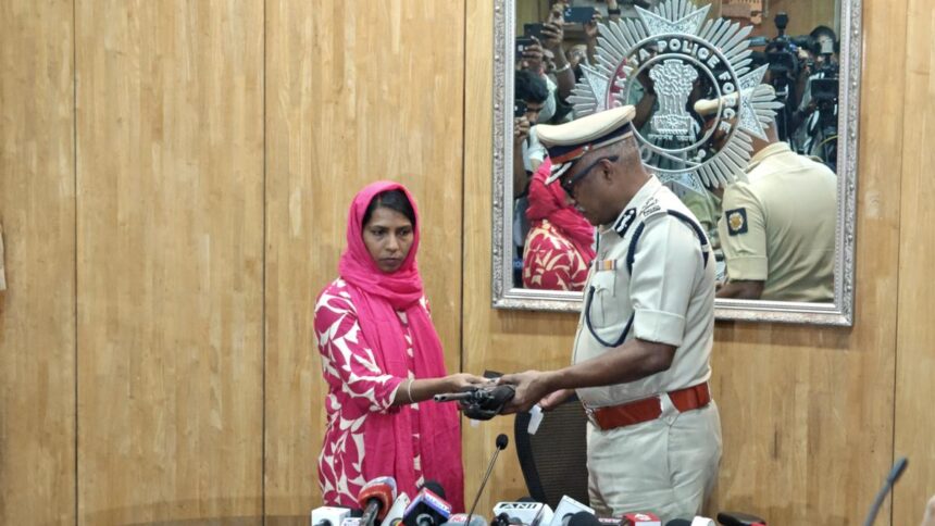 Maoist woman with ₹10-lakh bounty surrenders to Kolkata Police
