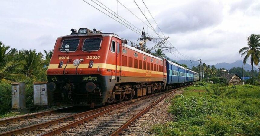 पूर्णा-पटना एक्सप्रेस में यात्री ने की सांप के काटने की शिकायत, मची अफरा-तफरी, तुरंत पहुंचे रेलवे अधिकारी
