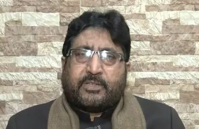 खुले में नमाज पर इलाहाबाद हाईकोर्ट के फैसले पर सियासी बवाल, शिया बोर्ड ने जताई आपत्ति