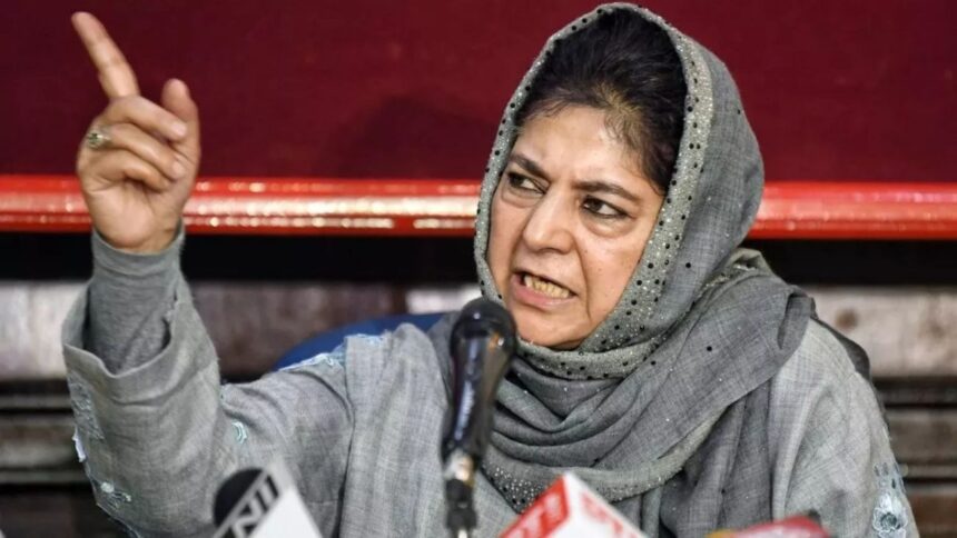 कश्मीर में पर्यटक वाहनों पर रोक की मांग से छिड़ा सियासी विवाद, PDP और BJP आई आमने-सामने