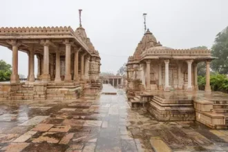 बारीक नक्काशी वाले खंभों और मारू-गुर्जर शैली की छतों वाला सौंदर्य, जैन तीर्थंकरों को समर्पित राजस्थान का यह मंदिर