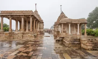 बारीक नक्काशी वाले खंभों और मारू-गुर्जर शैली की छतों वाला सौंदर्य, जैन तीर्थंकरों को समर्पित राजस्थान का यह मंदिर