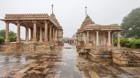 बारीक नक्काशी वाले खंभों और मारू-गुर्जर शैली की छतों वाला सौंदर्य, जैन तीर्थंकरों को समर्पित राजस्थान का यह मंदिर