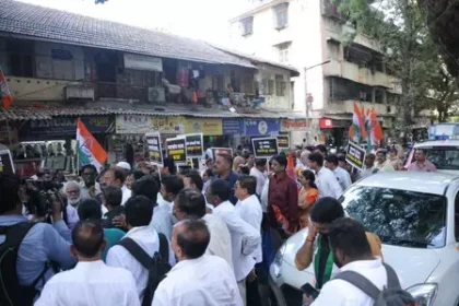 महाराष्ट्र में पेट्रोल की कीमतों में बढ़ोतरी के खिलाफ कांग्रेस का विरोध प्रदर्शन