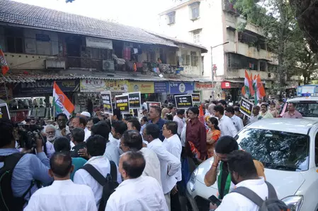 महाराष्ट्र में पेट्रोल की कीमतों में बढ़ोतरी के खिलाफ कांग्रेस का विरोध प्रदर्शन