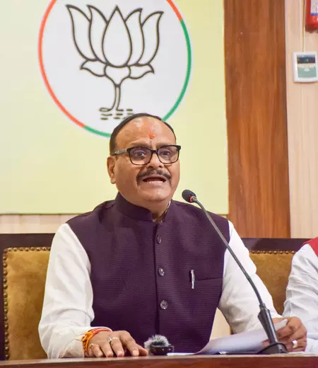 मुरादाबाद एयरपोर्ट पर बड़ा हादसा टला, डिप्टी सीएम ब्रजेश पाठक के विमान के इंजन से उठा धुआं