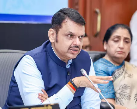 महाराष्ट्र: मुख्यमंत्री फडणवीस ने ईंधन की कालाबाजारी के खिलाफ चेतावनी दी