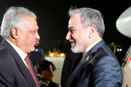 Pakistan Foreign Minister discusses regional situation with Iranian counterpart