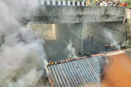 गुना में दर्दनाक हादसा: पुलिया से गिरते ही कंटेनर बना आग का गोला, जिंदा जल गया ड्राइवर