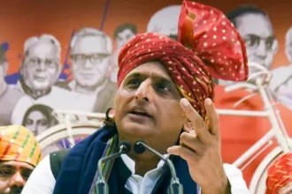 अखिलेश यादव का जोरदार तंज: 'भाजपा में सीएम सिर्फ कूरियर-मैसेंजर, ऊपर से आती है पर्ची'; मंत्रिमंडल विस्तार पर छिड़ा सियासी घमासान