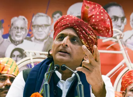 अखिलेश यादव का जोरदार तंज: 'भाजपा में सीएम सिर्फ कूरियर-मैसेंजर, ऊपर से आती है पर्ची'; मंत्रिमंडल विस्तार पर छिड़ा सियासी घमासान