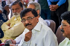 बड़ी खबर LIVE: 'दगाबाजी बर्दाश्त नहीं करेंगे', पार्टी में टूट की खबरों के बीच संजय राउत की चेतावनी