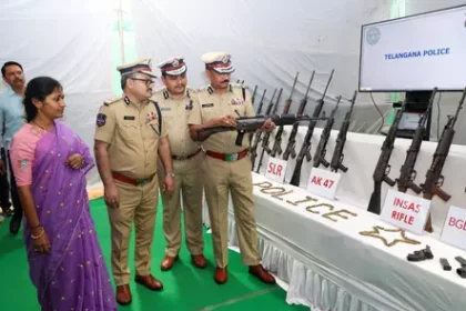 छत्तीसगढ़ के 47 माओवादियों ने तेलंगाना डीजीपी के सामने किया सरेंडर, भारी मात्रा में हथियार जमा