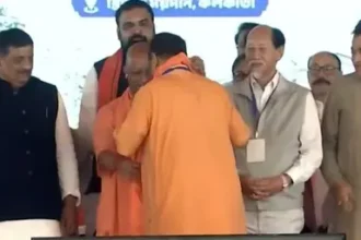 सीएम योगी ने सुवेंदु सरकार को भगवा अंगवस्त्र पहनाया, उज्ज्वल कार्यकाल के लिए शुभकामनाएं