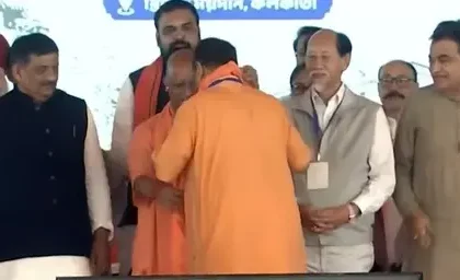 सीएम योगी ने सुवेंदु सरकार को भगवा अंगवस्त्र पहनाया, उज्ज्वल कार्यकाल के लिए शुभकामनाएं