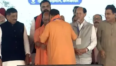 सीएम योगी ने सुवेंदु सरकार को भगवा अंगवस्त्र पहनाया, उज्ज्वल कार्यकाल के लिए शुभकामनाएं