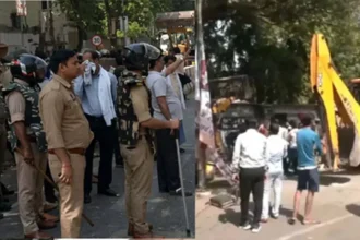 लखनऊ सिविल कोर्ट में भारी बवाल: 240 अवैध चैंबरों पर चला बुलडोजर, वकीलों में भारी नाराजगी