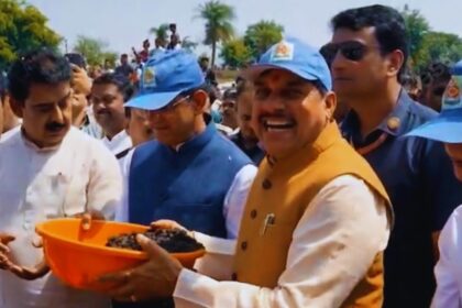 जल गंगा संवर्धन अभियान: सीएम डॉ. मोहन यादव ने इंदौर के लिंबोदी तालाब में किया श्रमदान, नागरिकों को जल संरक्षण की शपथ दिलाई