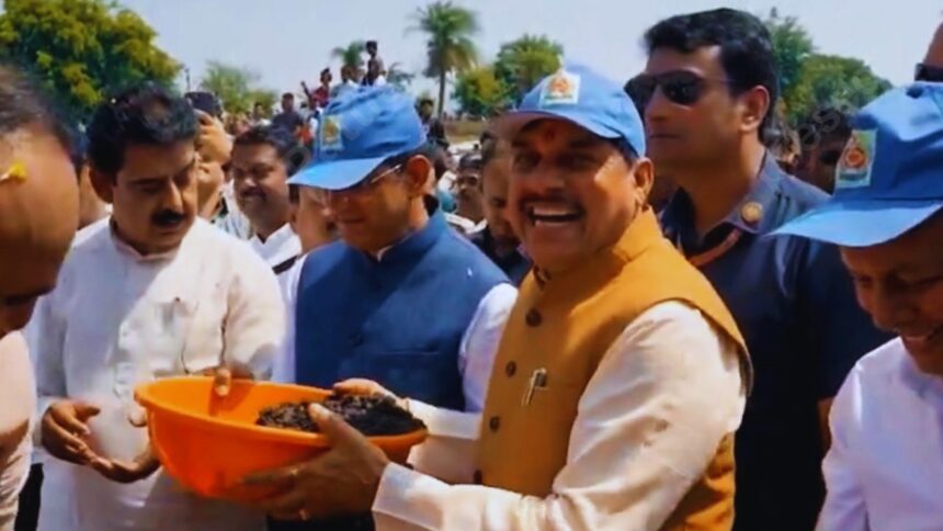जल गंगा संवर्धन अभियान: सीएम डॉ. मोहन यादव ने इंदौर के लिंबोदी तालाब में किया श्रमदान, नागरिकों को जल संरक्षण की शपथ दिलाई