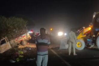 धार में भीषण सड़क हादसा, पिकअप वाहन पलटने से 12 मजदूरों की मौत, 13 लोग गंभीर रूप से घायल