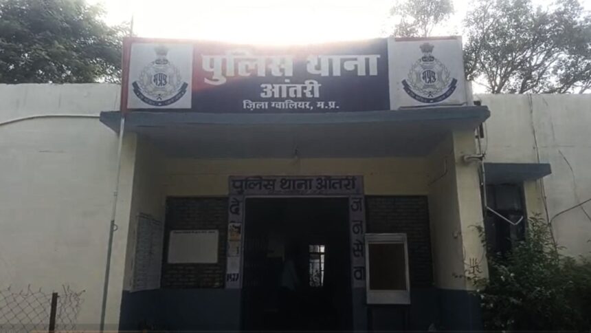 डबरा के आंतरी गांव में रहस्यमयी आग का आतंक, पांच भाइयों के घरों में बार-बार लग रही आग, दहशत में ग्रामीण