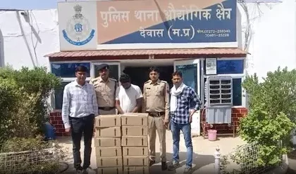 देवास में अवैध शराब के खिलाफ बड़ी कार्रवाई, 14 पेटी शराब और एक कार जब्त