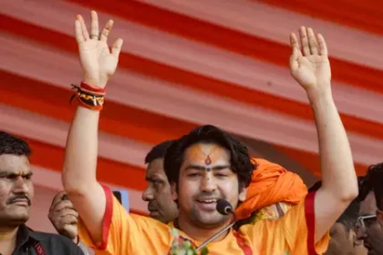 शिवाजी महाराज पर बागेश्वर बाबा का बयान: सीएम ने नकारा, महाराष्ट्र में भारी विरोध