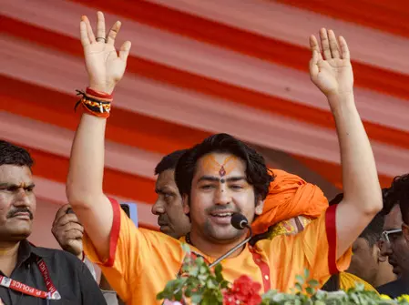 शिवाजी महाराज पर बागेश्वर बाबा का बयान: सीएम ने नकारा, महाराष्ट्र में भारी विरोध