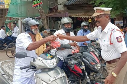 Two-wheeler riders rewarded with 1 kg of tomato for wearing helmet at Pattukottai