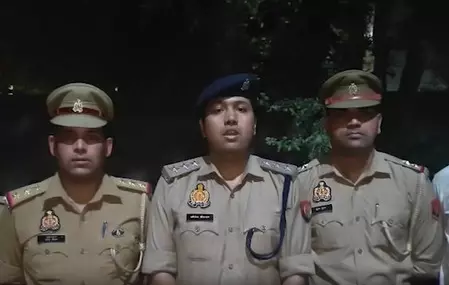 गाजियाबाद: पुलिस मुठभेड़ में चेन स्नैचिंग के आरोपी इरशाद के पैर में गोली लगी, दो आईफोन और तमंचा बरामद