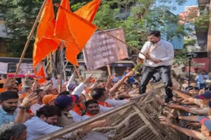 बकरीद पर महाराष्ट्र के दुर्गाड़ी किले में विवाद, नमाज के दौरान मंदिर बंद करने पर हंगामा, भारी पुलिस बल तैनात