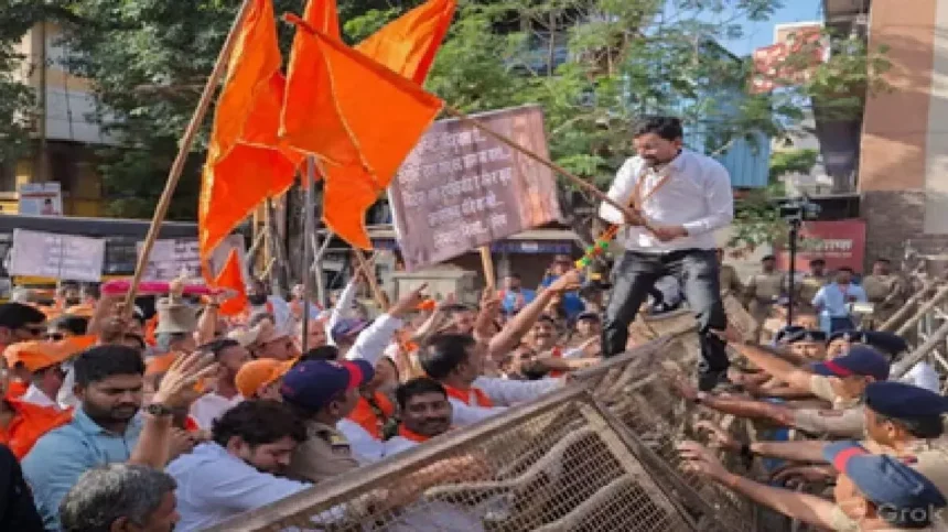 बकरीद पर महाराष्ट्र के दुर्गाड़ी किले में विवाद, नमाज के दौरान मंदिर बंद करने पर हंगामा, भारी पुलिस बल तैनात