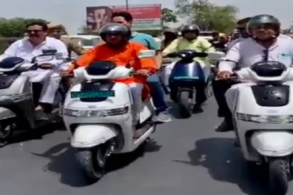 सहारनपुर में चिलचिलाती धूप में जायजा लेने स्कूटी पर घर से निकले महापौर
