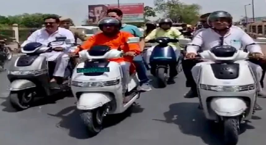 सहारनपुर में चिलचिलाती धूप में जायजा लेने स्कूटी पर घर से निकले महापौर