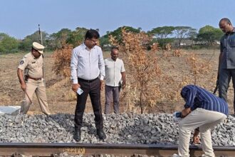 Police open fire to thwart robbery attempt on Chennai-Vijayawada train in Bapatla