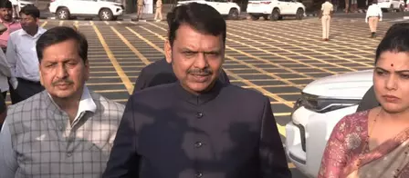 महाराष्ट्र दिवस पर सीएम फडणवीस ने संयुक्त आंदोलन के लिए जान कुर्बान करने वालों को दी श्रद्धांजलि