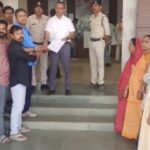 नीमच में आउटसोर्स कर्मचारियों का फूटा गुस्सा, वेतन-एरियर न मिलने पर कलेक्टर ऑफिस पहुंचकर सौंपा ज्ञापन, दी आंदोलन की चेतावनी