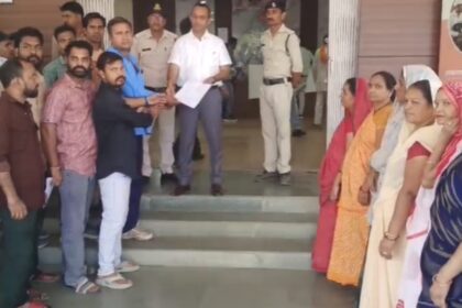 नीमच में आउटसोर्स कर्मचारियों का फूटा गुस्सा, वेतन-एरियर न मिलने पर कलेक्टर ऑफिस पहुंचकर सौंपा ज्ञापन, दी आंदोलन की चेतावनी