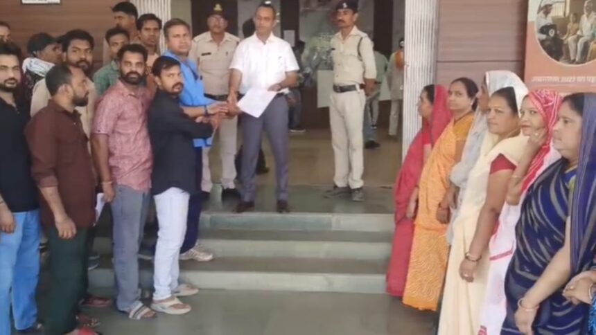 नीमच में आउटसोर्स कर्मचारियों का फूटा गुस्सा, वेतन-एरियर न मिलने पर कलेक्टर ऑफिस पहुंचकर सौंपा ज्ञापन, दी आंदोलन की चेतावनी