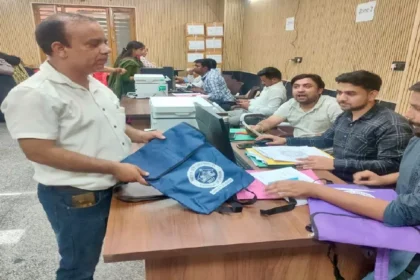 सहारनपुर में जनगणना के लिए निगम में की गयी किट वितरित