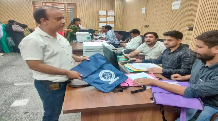 सहारनपुर में जनगणना के लिए निगम में की गयी किट वितरित