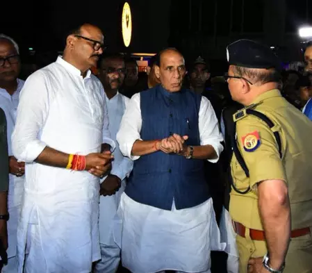 अग्निकांड: लखनऊ पहुंचे रक्षा मंत्री राजनाथ, घायलों से की मुलाकात