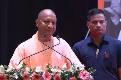 यूपी : शिक्षामित्र के कार्यक्रम में बोले सीएम योगी- संवाद से समाधान, टकराव से नहीं
