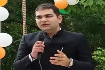 UP News: कौशांबी के जिलाधिकारी पर लगाया गया 25 हजार का जुर्माना, वेतन भी रोका, जानें क्‍या है कारण