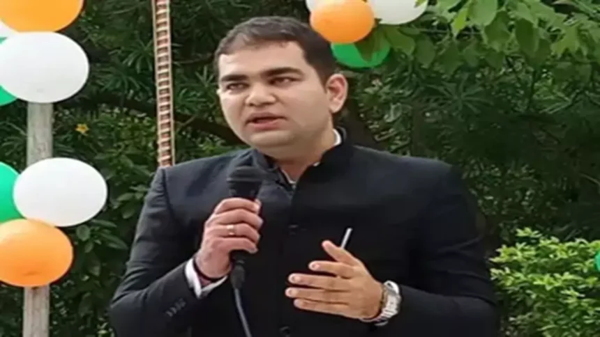 UP News: कौशांबी के जिलाधिकारी पर लगाया गया 25 हजार का जुर्माना, वेतन भी रोका, जानें क्या है कारण