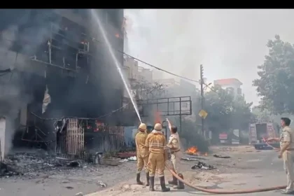 लखनऊ में बिल्डिंग में लगी भीषण आग, 15 छात्रों की मौत, सीएम योगी ने तेजी से बचाव अभियान चलाने का दिया आदेश