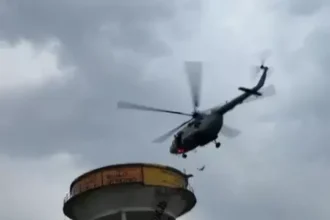 आसमान से उतरी 'देवदूत' बनी वायुसेना: ऊंची टंकी पर फंसे बच्चों का हेलीकॉप्टर से सफल रेस्क्यू