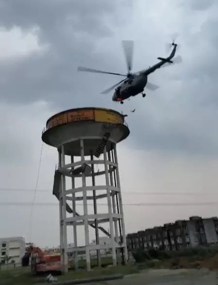 आसमान से उतरी 'देवदूत' बनी वायुसेना: ऊंची टंकी पर फंसे बच्चों का हेलीकॉप्टर से सफल रेस्क्यू